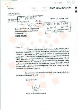 19930622_Mérida_Correspondencia interna de la Junta de Extremadura, del Jefe de Secretaría de la ...