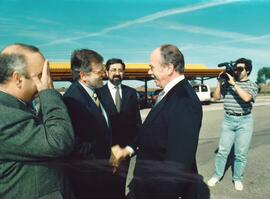 Saludo de RODRÍGUEZ IBARRA, Juan Carlos con RUI AZINHAIS NABEIRO, Manuel.