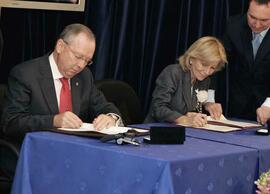 Firma de las Delegaciones españolas y portuguesas, y Rueda de Prensa.