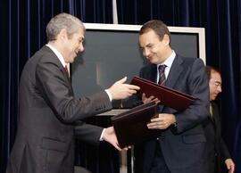 Firma de las Delegaciones españolas y portuguesas por SÓCRATES, José y RODRÍGUEZ ZAPATERO, José L...