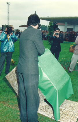 Retirada del lienzo que cubre la placa conmemorativa del acto por MARÍN GONZÁLEZ, Manuel.
