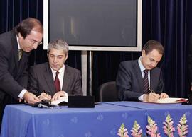 Firma de las Delegaciones españolas y portuguesas por SÓCRATES, José y RODRÍGUEZ ZAPATERO, José L...