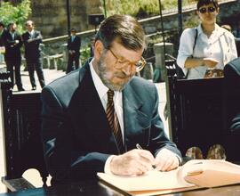 Firma y retrato de RODRÍGUEZ IBARRA, Juan Carlos.