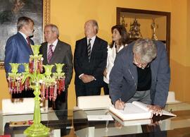 Firma en el Libro de Honor de la Fundación por GONZÁLEZ MÁRQUEZ, Felipe.