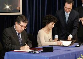 Firma de las Delegaciones españolas y portuguesas, y Rueda de Prensa.