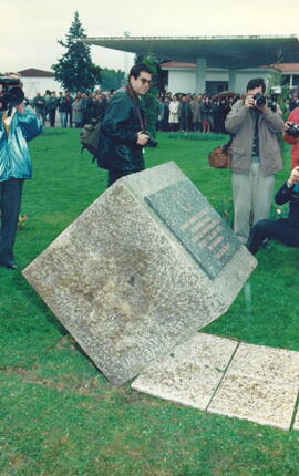 Placa conmemorativa del acto.