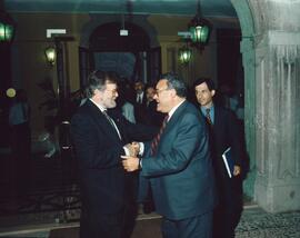 Saludo de RODRÍGUEZ IBARRA, Juan Carlos con GOMES CRAVINHO, Joao Cardona.
