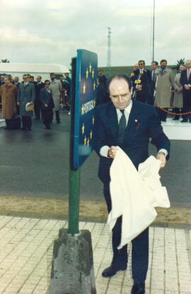 Retirada del lienzo que cubren la placa de "Portugal" por MATUTES JUAN, Abel.