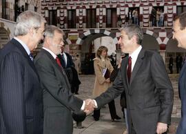 Saludo de RODRÍGUEZ IBARRA, Juan Carlos con SÓCRATES, José.